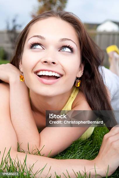 Schöne Glückliche Frau In Der Sommerporträt Stockfoto und mehr Bilder von 20-24 Jahre - 20-24 Jahre, 25-29 Jahre, Attraktive Frau