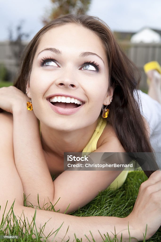 Portret piękny szczęśliwy kobieta Lato - Zbiór zdjęć royalty-free (20-24 lata)