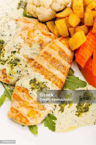 Foto de O Jantar e mais fotos de stock de Almoço - Almoço, Botar a Mesa, Carne