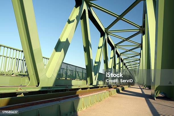 Norte De Puente Del Ferrocarril En Budapest Foto de stock y más banco de imágenes de Azul - Azul, Budapest, Fotografía - Imágenes