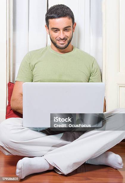 Szczęśliwy Młody Człowiek Z Brodą Działa Na Laptopie W Domu - zdjęcia stockowe i więcej obrazów Biały