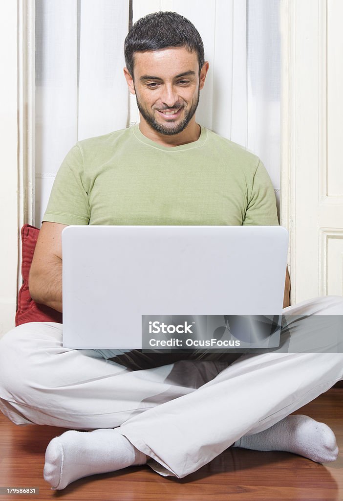 Feliz jovem, com barba, trabalhando no Laptop em casa - Foto de stock de Adulto royalty-free