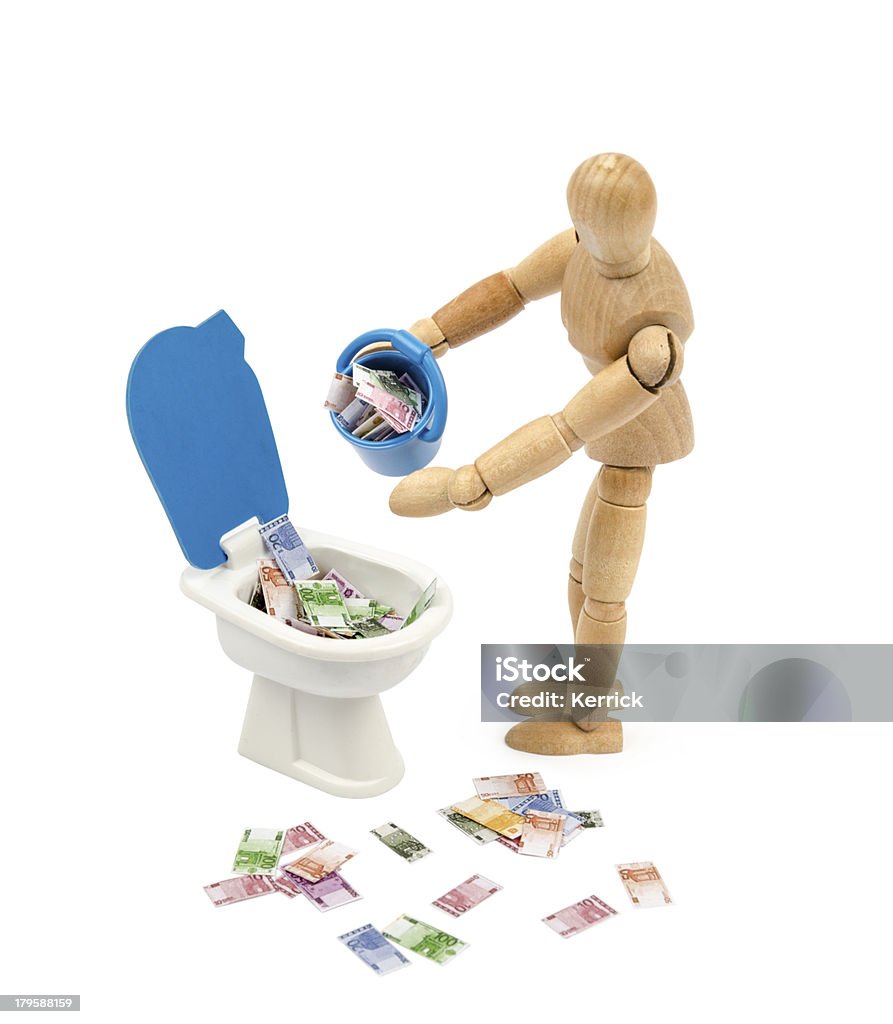 Hölzerne Kleiderpuppe putting Euro-Banknoten in der Toilette - Lizenzfrei Ausverkauf Stock-Foto