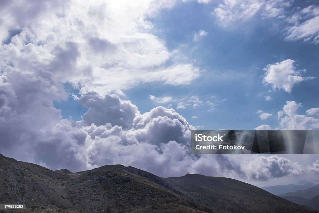 Nevoeiro sobre as montanhas de Lefkada - Foto de stock de Ambiente dramático royalty-free