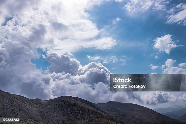 Foto de Nevoeiro Sobre As Montanhas De Lefkada e mais fotos de stock de Ambiente dramático - Ambiente dramático, Aventura, Cena Rural
