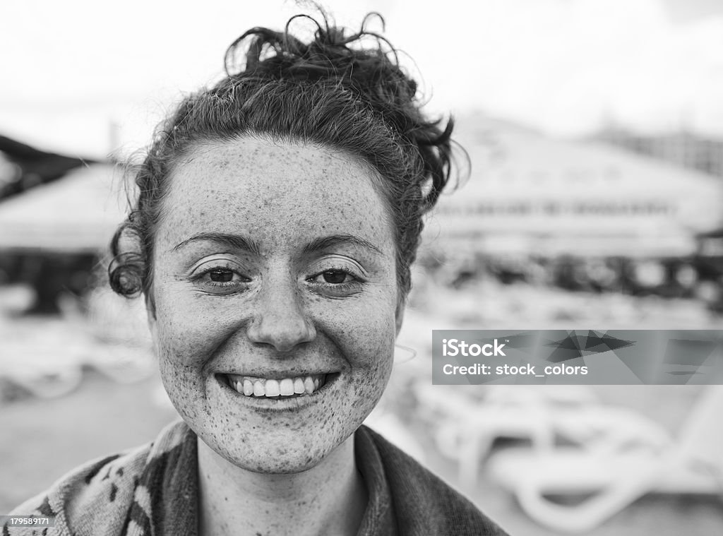 freckled femme - Photo de Image en noir et blanc libre de droits