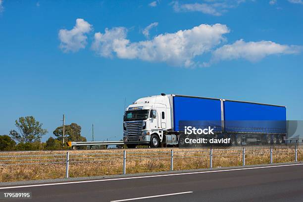 Foto de Highway Semi Trailer e mais fotos de stock de Autoestrada - Autoestrada, Caminhão, Caminhão articulado