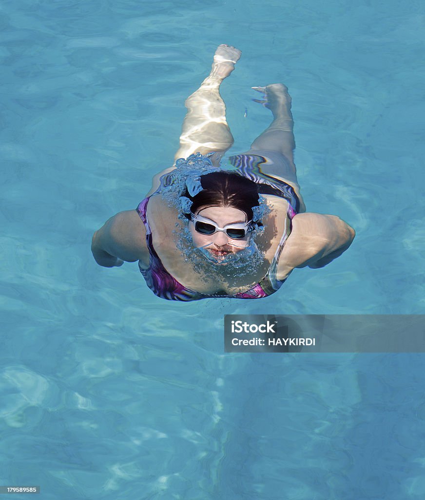 Jeune fille à la piscine - Photo de Surpoids libre de droits