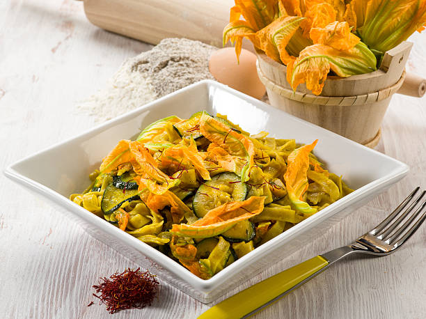 pasta con zucchinis flor y azafrán - squash flower plant single flower fotografías e imágenes de stock