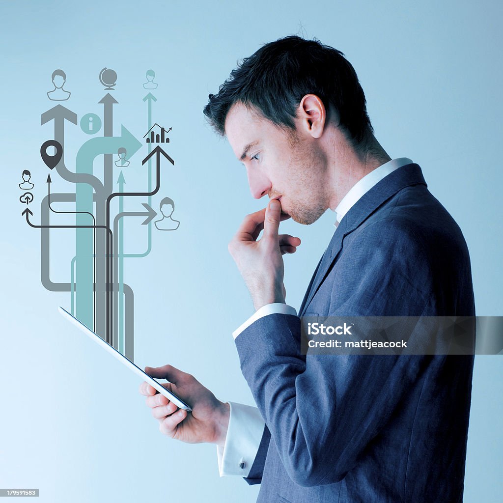 Homme d'affaires à l'aide d'une tablette numérique - Photo de Adulte libre de droits