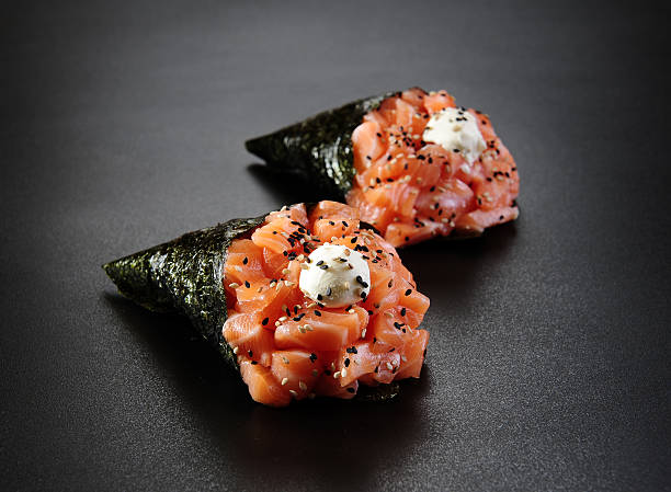 cibo giapponese-rotolo di mano - temaki food sushi salmon foto e immagini stock
