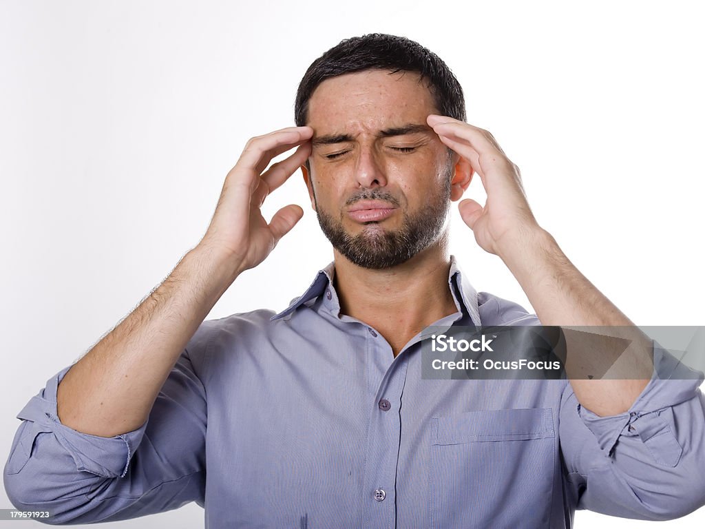 Jeune homme avec barbe souffrant de maux de tête - Photo de Adulte libre de droits