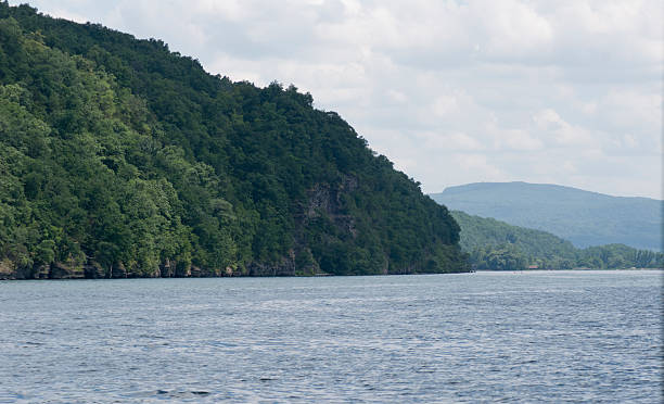 Scogliere sul lago - foto stock