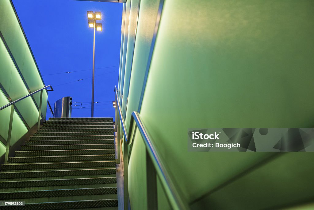 Futurista las escaleras - Foto de stock de Arquitectura libre de derechos