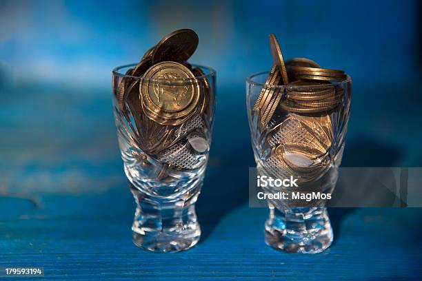 Монеты В Crystal Очкисимвол Алкоголизма — стоковые фотографии и другие картинки Алкоголь - напиток - Алкоголь - напиток, Бар - питейное заведение, Бронза