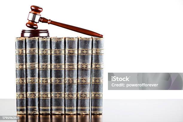 Foto de Livros De Direito E Martelo e mais fotos de stock de Audiência no tribunal - Audiência no tribunal, Ação judicial, Conceito