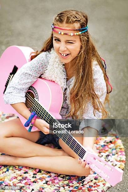 Gipsy 여자아이 게임하기 기타 개인 장식품에 대한 스톡 사진 및 기타 이미지 - 개인 장식품, 금발 머리, 기타-현악기