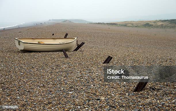 Wiosłować Łódka Na Plaży Kamień Pokryte W Norfolk - zdjęcia stockowe i więcej obrazów Anglia - Anglia, Bez ludzi, Fotografika