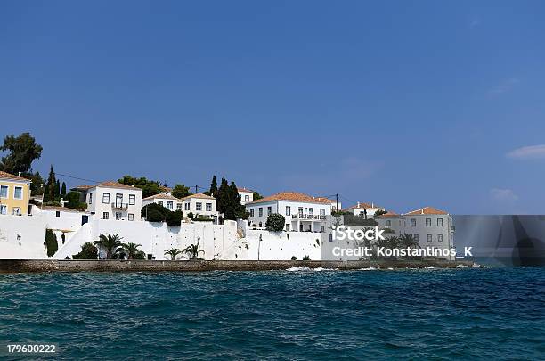 Foto de Casas Brancas Em Spetses Island Grécia e mais fotos de stock de Alegria - Alegria, Arquitetura, Artigo de decoração