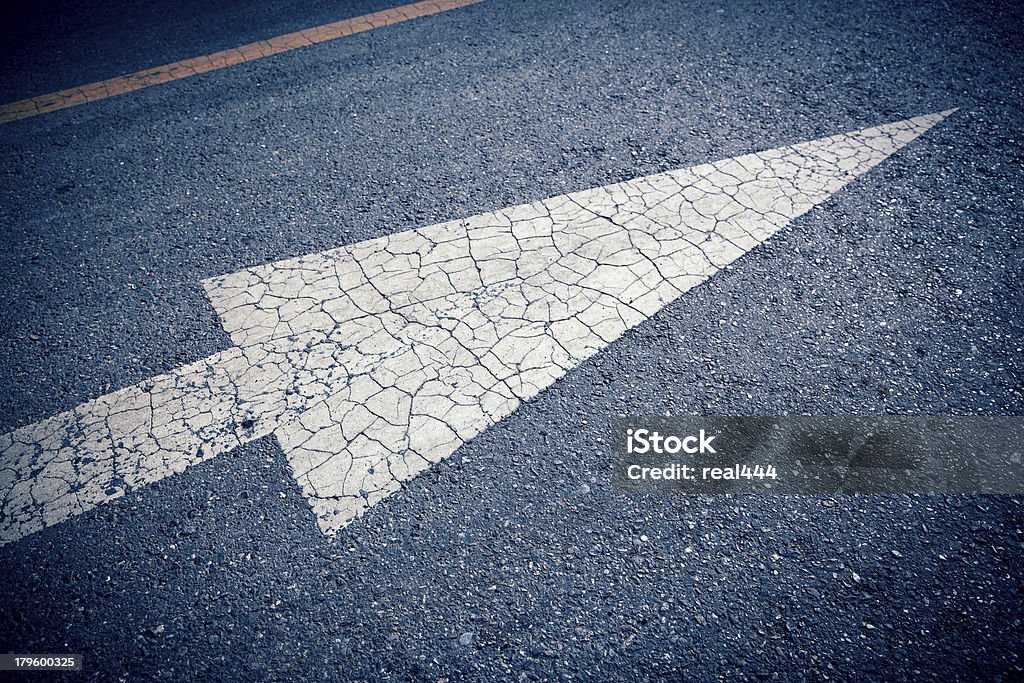 Blanches sur l'asphalte - Photo de Aller de l'avant libre de droits
