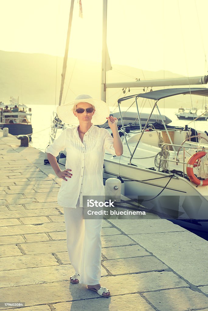 Lady em Boat Dock - Royalty-free Abraçar Foto de stock