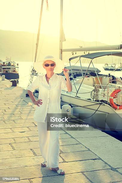 Дама На Причал Для Лодки — стоковые фотографии и другие картинки Белый - Белый, Богатство, Вертикальный