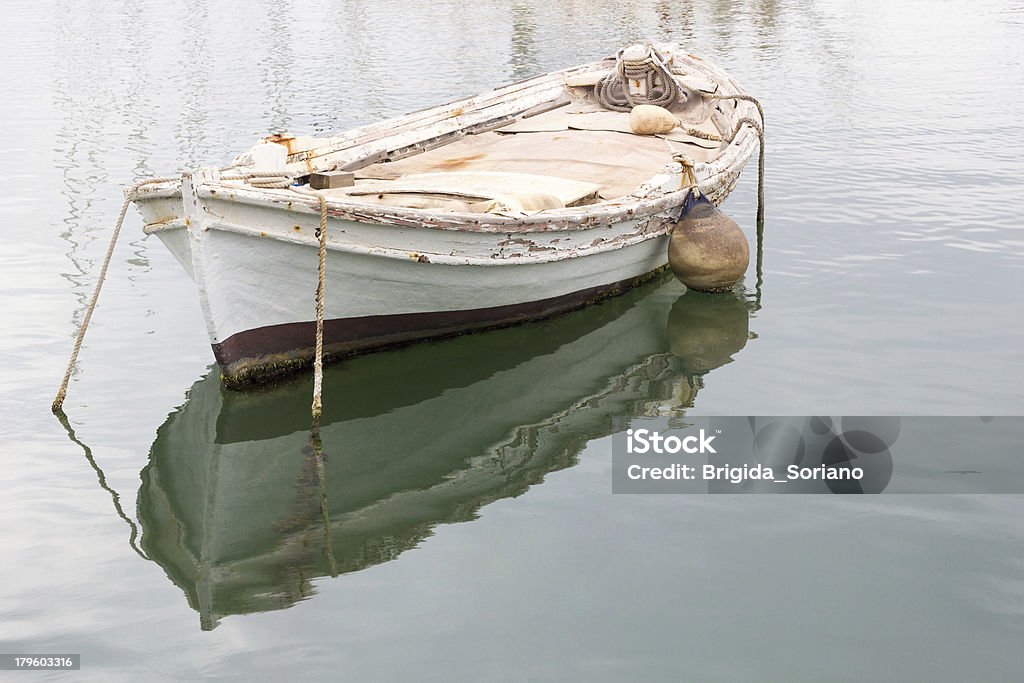 Velho barco a remo de madeira - Foto de stock de Bote inflável royalty-free