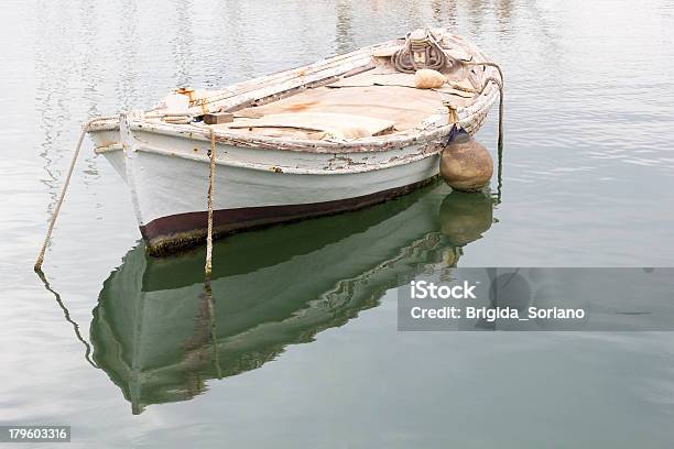 Velho Barco A Remos De Madeira - Fotografias de stock e mais imagens de Bote - Bote, Madeira - Material, Flutuar na Água