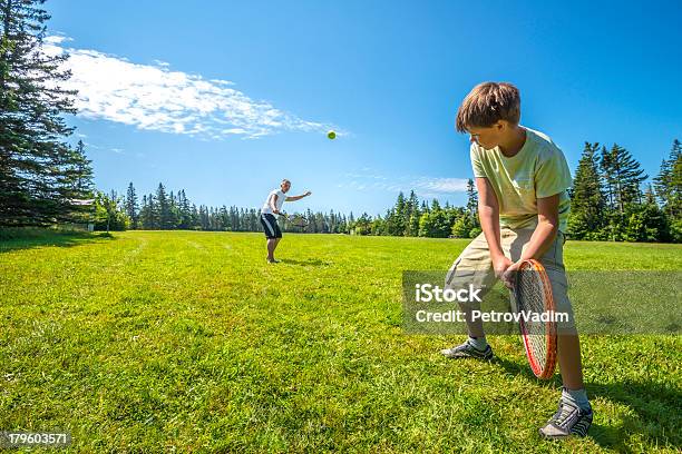 Jungen Spielen Mit Tennis Stockfoto und mehr Bilder von Aktivitäten und Sport - Aktivitäten und Sport, Bewegung, Erwachsene Person