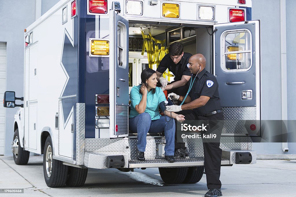 Paramedics ayudar a un paciente - Foto de stock de Técnico en urgencias médicas libre de derechos