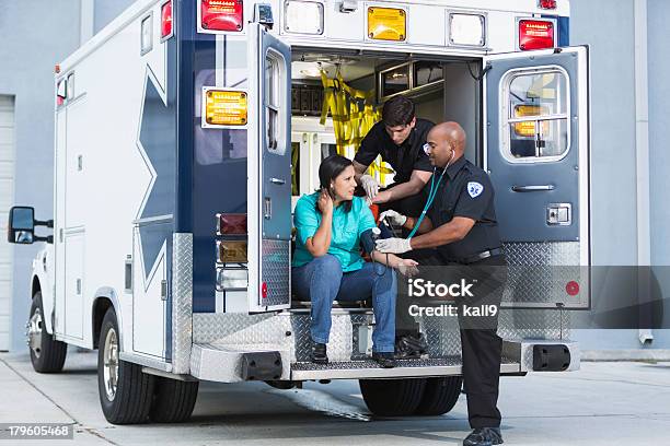 Paramedics Ayudar A Un Paciente Foto de stock y más banco de imágenes de Técnico en urgencias médicas - Técnico en urgencias médicas, Diálogo, Hablar