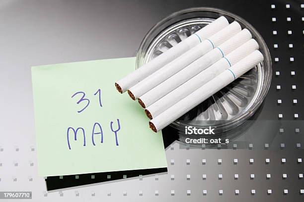 Sigaretta - Fotografie stock e altre immagini di Assuefazione - Assuefazione, Brutta abitudine, Cartello di divieto di fumo