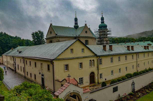 klasztor karmelitów bosych w czernej. klasztor ma plan czworoboku o wymiarach 70 × 70 m, w centrum którego znajduje się niewielki kościółek, - czerna zdjęcia i obrazy z banku zdjęć
