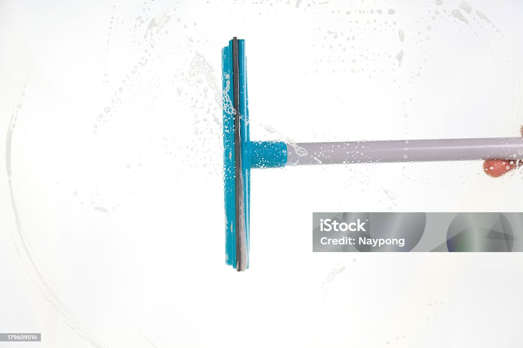 Limpiacristales utilizando un escobilla de goma - Foto de stock de Agarrar libre de derechos