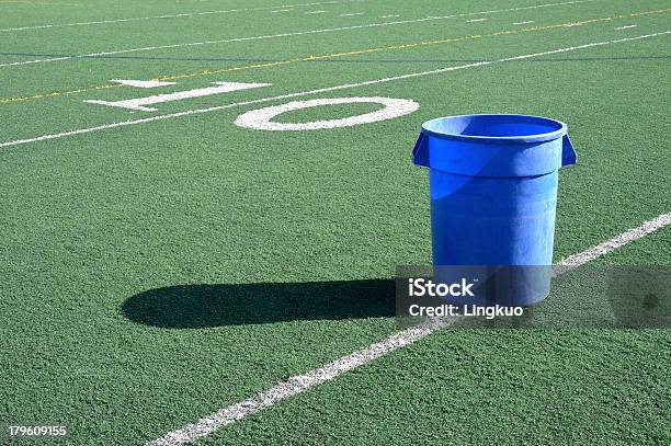 Caixote Do Lixo Sobre Um Campo De Futebol Americano - Fotografias de stock e mais imagens de Cesto de Papéis