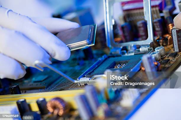 Foto de Processador De Computador e mais fotos de stock de CPU - CPU, Pessoas, Segurar