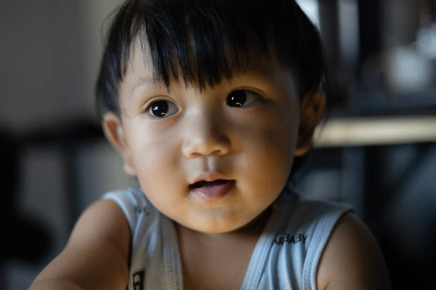 nahaufnahme porträt eines kindes - baby shrugging cute asian ethnicity stock-fotos und bilder