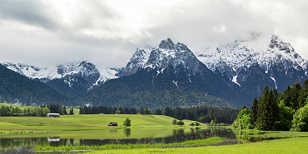 Montes y verde campos en alemán alpes - foto de stock