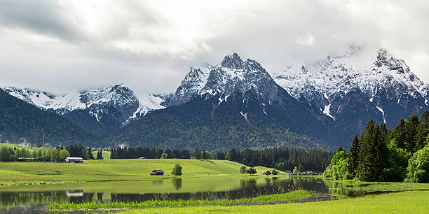 Góra Topy i zielone pola w języku niemieckim Alpy – zdjęcie