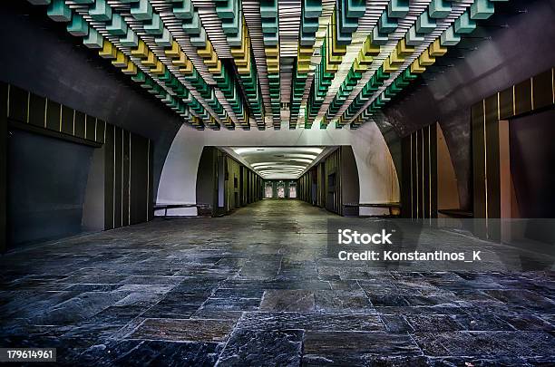 Túnel Para Uma Entrada De Edifício - Fotografias de stock e mais imagens de Alfalto - Alfalto, Arquitetura, Artigo de Decoração
