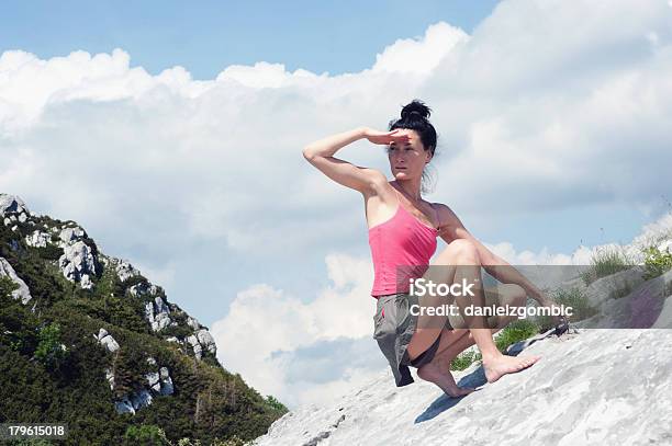 Mujer Freeclimbing Foto de stock y más banco de imágenes de Actividad - Actividad, Actividades recreativas, Actividades y técnicas de relajación