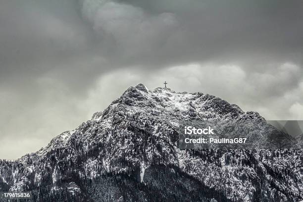 El Pico De La Montaña En Carpathians Las Montañas Foto de stock y más banco de imágenes de Aire libre - Aire libre, Altocúmulo, Blanco - Color