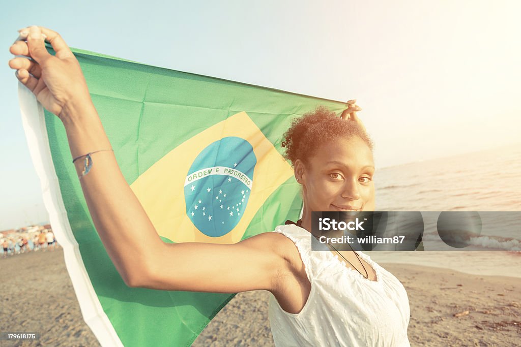 ブラジルの国旗を持つ女性の�ビーチ - 人物のロイヤリティフリーストックフォト