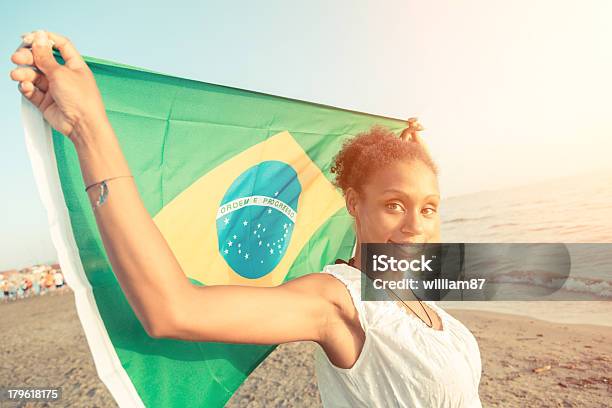 ブラジルの国旗を持つ女性のビーチ - 人物のストックフォトや画像を多数ご用意 - 人物, ヤングアダルト, 写真