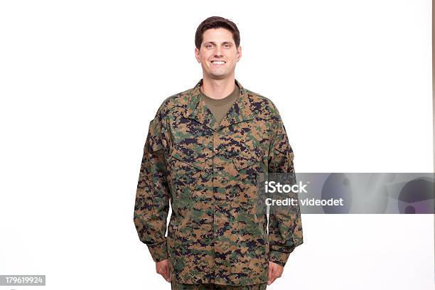 Porträt Eines Jungen Soldaten Posieren Gegen Weiße Stockfoto und mehr Bilder von US Militär - US Militär, Blick in die Kamera, Ein Mann allein