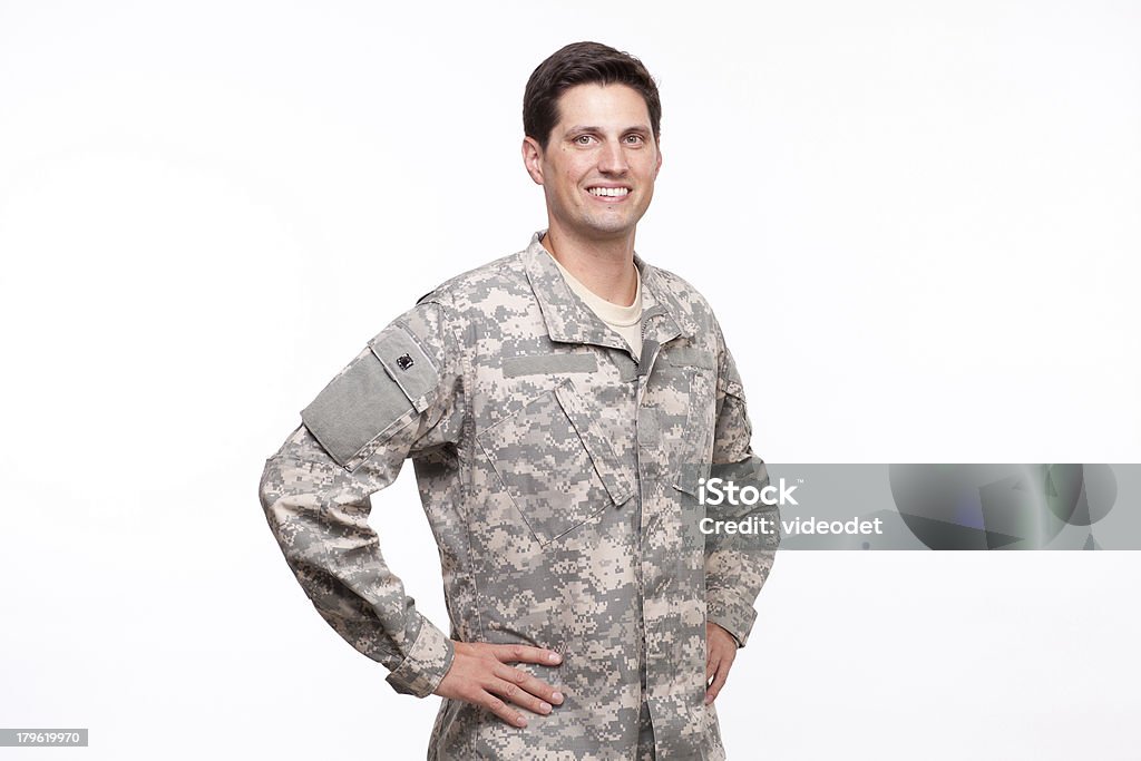 Soldado jovem bonito posando com as mãos nos quadris - Foto de stock de Adulto royalty-free