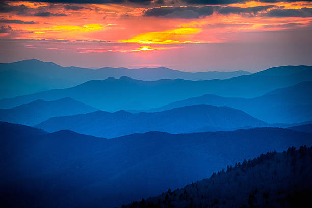 Blue mountain range under sunset Foggy sunset in the Great Smoky Mountains National Park in Tennessee, USA. great smoky mountains stock pictures, royalty-free photos & images