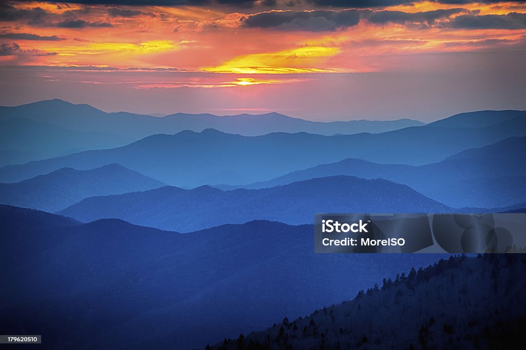 Pôr do sol em uma paisagem de Montanha - Royalty-free Montanhas Great Smoky Foto de stock