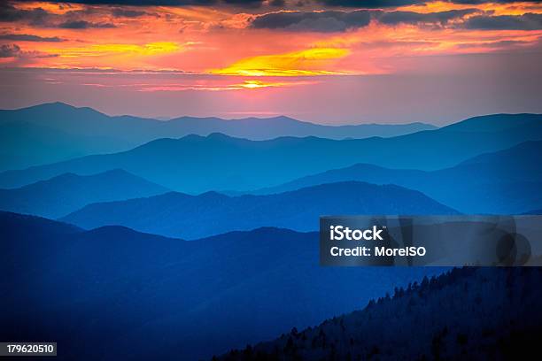 Pôr Do Sol Em Uma Paisagem De Montanha - Fotografias de stock e mais imagens de Montanhas Great Smoky - Montanhas Great Smoky, Parque nacional das montanhas de Smoky, Tennessee