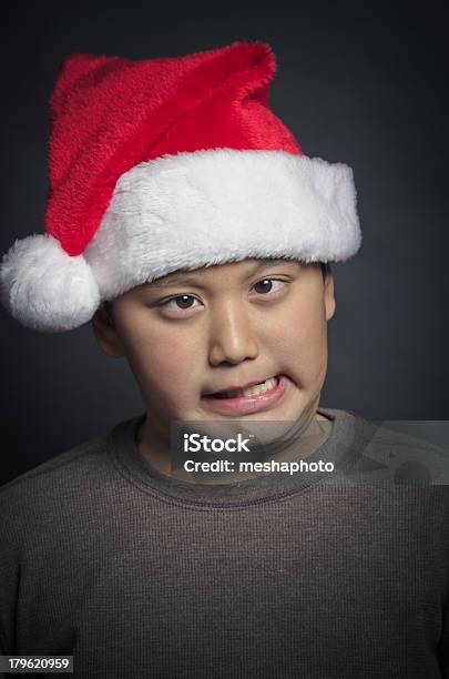 Feliz Asiática Usando Un Niño De Navidad Santa Hat Foto de stock y más banco de imágenes de Cara humana - Cara humana, Chino - Oriental, Cultura asiática